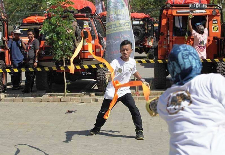 Melemparkan strap tepat sasaran kepada kawan yang menunggu di seberang sungai. Kerjasama tim sangat penting dalam memutuskan jalur mana yang akan ditempuh di setiap spesial stage.