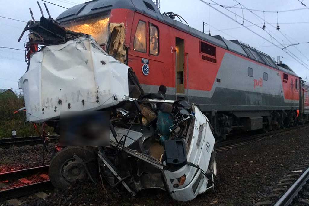 Sebuah bus hancur tak berbentuk setelah ditabrak kereta api di Vladimir, sekitar 110 kilometer timur Ibu Kota Rusia, Moskow, Jumat (6/10/2017) dini hari waktu setempat.