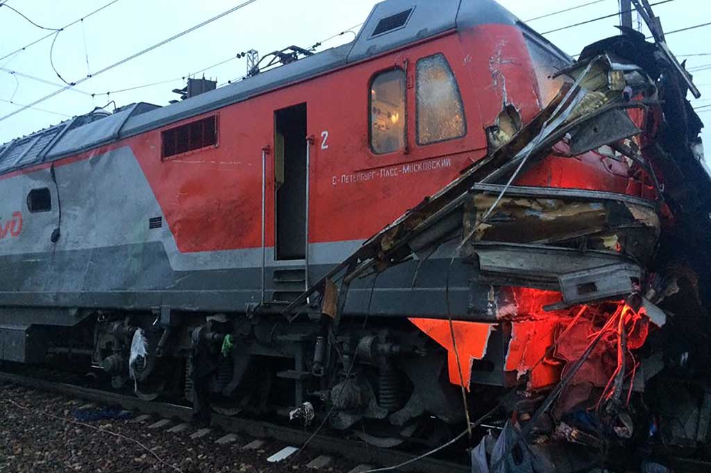 Sedikitnya 16 orang tewas dan beberapa lainnya luka-luka akibat kecelakaan tersebut.