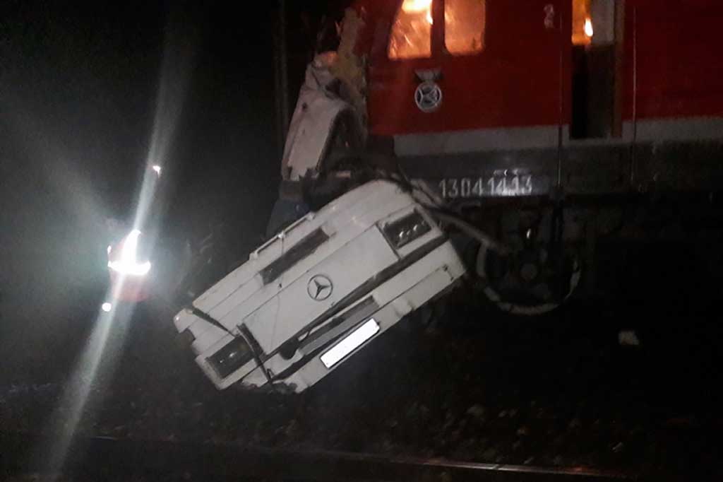 Peristiwa terjadi pada pukul 03.29 dini hari setelah sebuah bus penumpang mogok di perlintasan KA karena mengalami kerusakan mesin. Tiba-tiba melintas KA jurusan Saint Petersburg ke Nizhny Novgorod dan kecelakaan pun tidak terhindarkan.