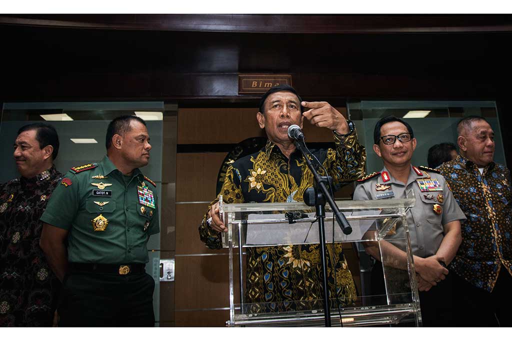 Menko Polhukam Wiranto (tengah) didampingi Menteri Pertahanan Ryamizard Ryacudu (kanan), Panglima TNI Jenderal Gatot Nurmantyo (kedua kiri), Kapolri Jenderal Tito Karnavian (kedua kanan), dan Kepala Badan Intelijen Negara (BIN) Jenderal Budi Gunawan memberikan keterangan pers usai rapat tertutup terkait pembelian senjata api di Kemenko Polhukam, Jakarta, Jumat (6/10/2017).