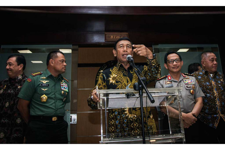 Menko Polhukam Wiranto (tengah) didampingi Menteri Pertahanan Ryamizard Ryacudu (kanan), Panglima TNI Jenderal Gatot Nurmantyo (kedua kiri), Kapolri Jenderal Tito Karnavian (kedua kanan), dan Kepala Badan Intelijen Negara (BIN) Jenderal Budi Gunawan memberikan keterangan pers usai rapat tertutup terkait pembelian senjata api di Kemenko Polhukam, Jakarta, Jumat (6/10/2017).