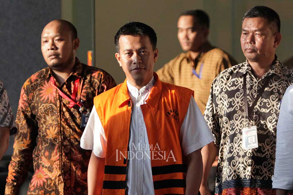 KPK juga menahan Komisaris PT Media Bangun Bersama, Khairudin  yang merupakan rekan penerima suap Bupati Kutai Kartanegara Rita Widyasari. 