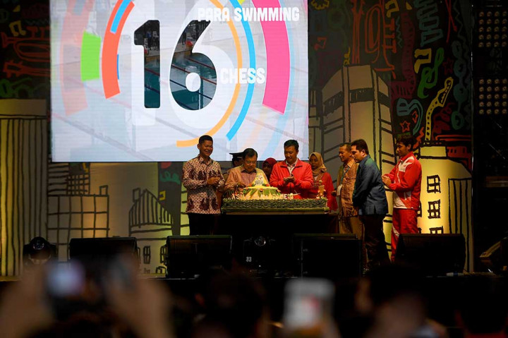 Wakil Presiden Jusuf Kalla memotong tumpeng didampingi (dari kiri) Ketua INAPGOC Raja Sapta Oktohari, Menpora Imam Nahrawi, Sekjen NPC Pribadi, Ketua INASGOC Erick Thohir, dan atlet Asian Para Games David Jacob saat seremonial perhitungan mundur Asian Para Games 2018 di JIExpo, Jakarta, Jumat (6/10/2017).