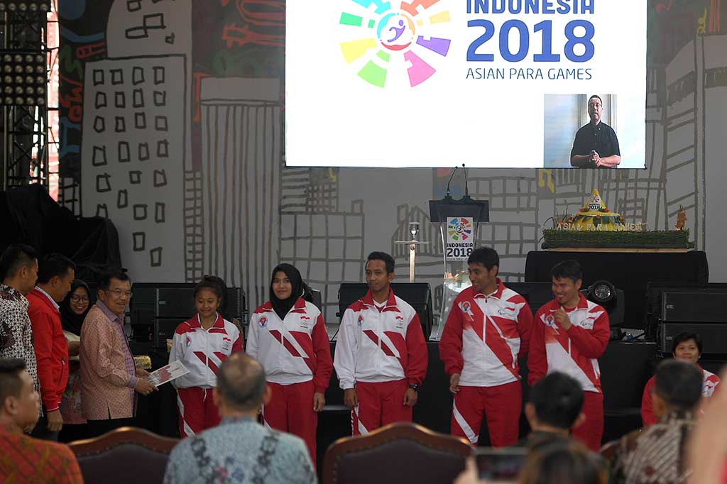 Pada kesempatan tersebut, Wapres juga menyerahkan secara simbolis bonus kepada perwakilan atlet peraih medali dalam SEA Games dan ASEAN Para Games Kuala Lumpur 2017. Wapres menyerahkan bonus sebesar Rp200 juta rupiah untuk peraih medali emas, Rp100 juta untuk peraih perak, dan Rp60 juta peraih perunggu kepada enam perwakilan atlet.
