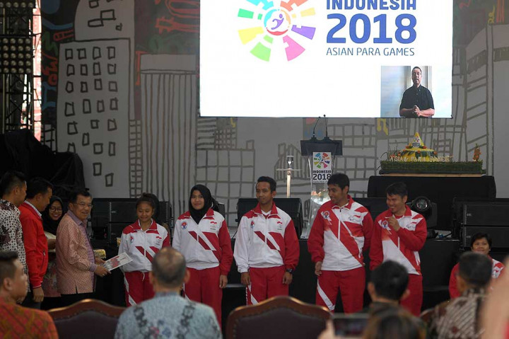 Pada kesempatan tersebut, Wapres juga menyerahkan secara simbolis bonus kepada perwakilan atlet peraih medali dalam SEA Games dan ASEAN Para Games Kuala Lumpur 2017. Wapres menyerahkan bonus sebesar Rp200 juta rupiah untuk peraih medali emas, Rp100 juta untuk peraih perak, dan Rp60 juta peraih perunggu kepada enam perwakilan atlet.