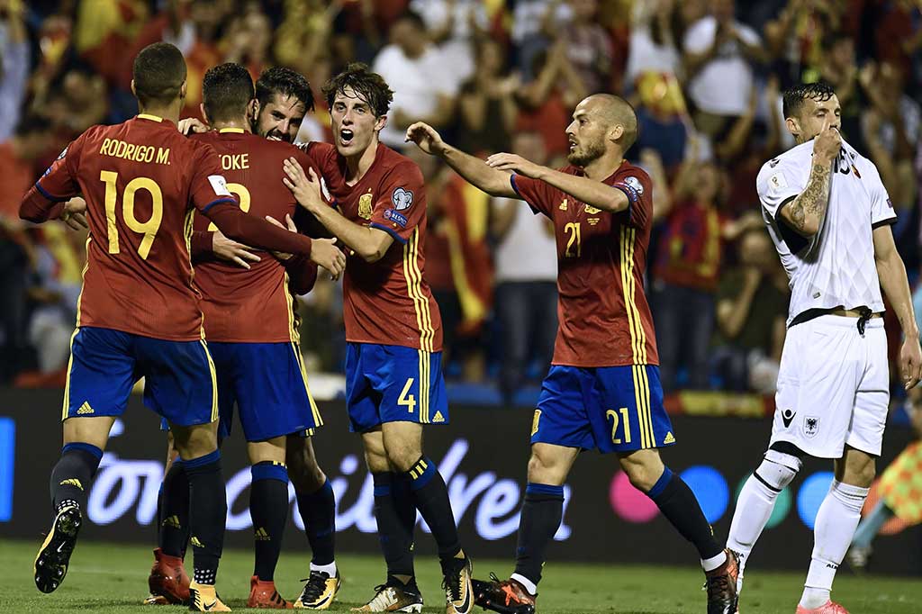 Gelandang Real Isco menggandakan keunggulan tuan rumah pada menit ke-23, setelah menerima umpan dari Koke.