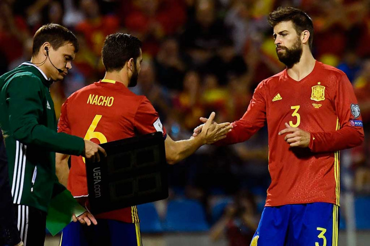 Satu-satunya nilai minus bagi Spanyol adalah penampilan Gerad Pique, yang dicemooh sebagian penggemar setiap kali ia menyentuh bola, menyusul dukungannya terhadap referendum kemerdekaan Katalunya Minggu lalu. Ia kemudian digantikan oleh Nacho pada menit ke-60.