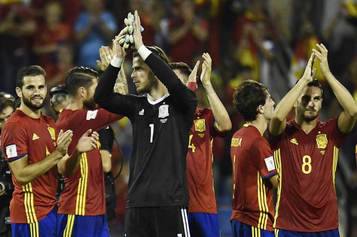 Spanyol mengoleksi 25 poin dan mencetak 35 gol dari sembilan pertandingan mereka di Grup B. Sementara Italia di peringkat kedua dengan 20 poin, masih berpeluang lolos lewat playoff.