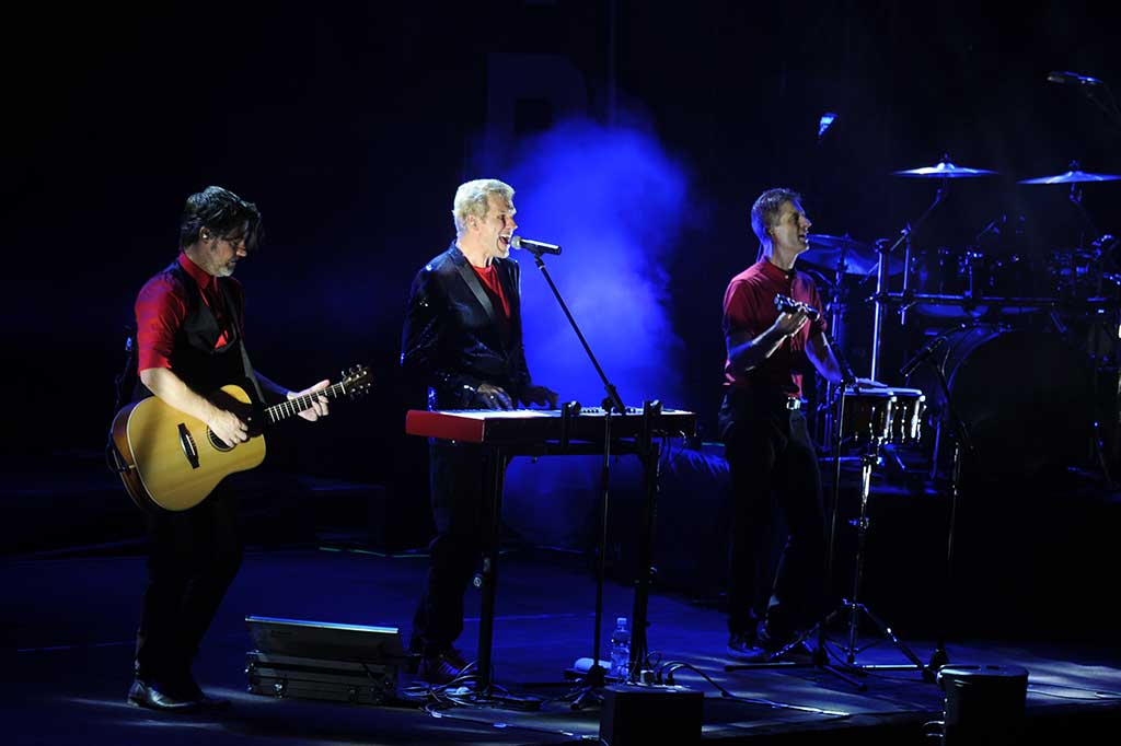 Personil Michael Learns to Rock (MLTR) (dari kanan) Kare Wanscher, Jascha Ritcher, Mikkel Lentz membuka konser dengan membawakan lagu bertajuk 'Complicated Heart'. Penonton pun teriak histeris menyambut alunan lagu tersebut.
