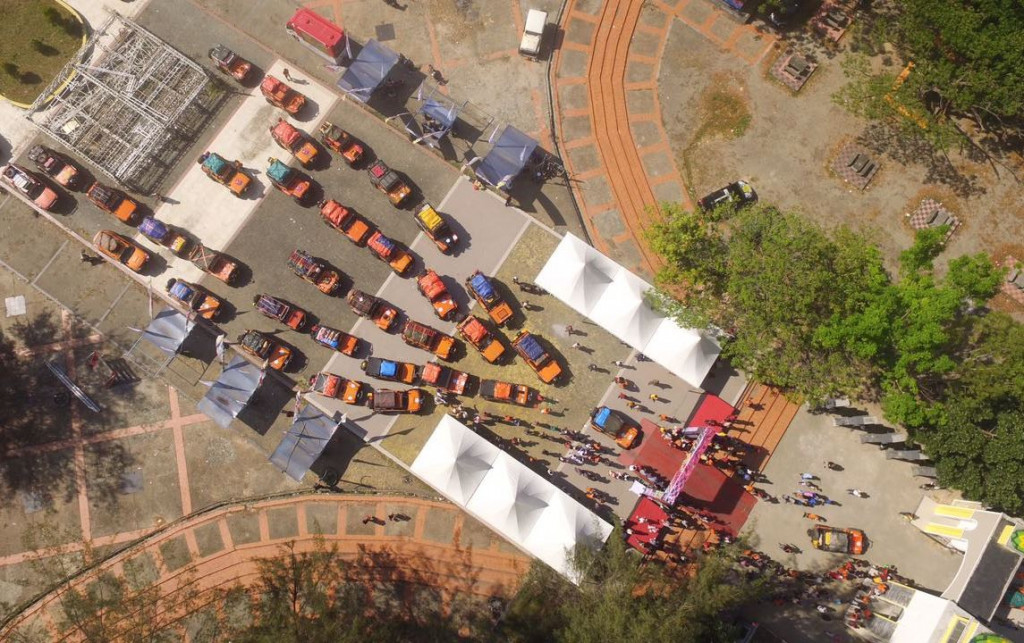 Rangkaian mobil peserta berbaris menunggu gilirannya melewati garis start di Tugu MTQ, Kendari. (IOX Overland Celebes 2017/Iwan Stratocastes)