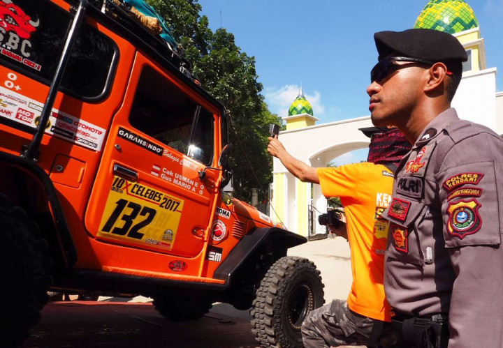 Persiapan kesehatan fisik dan mental peserta, tidak kalah penting dibanding persiapan logistik dan kendaraan. Menempuh perjalanan panjang melalui jalur offf-road yang sangat mensyaratkan kekompakan antar anggota tim, juga menuntut pengendalian emosi luar biasa.   (IOX Overland Celebes 2017/Dewi Nurcahyani)