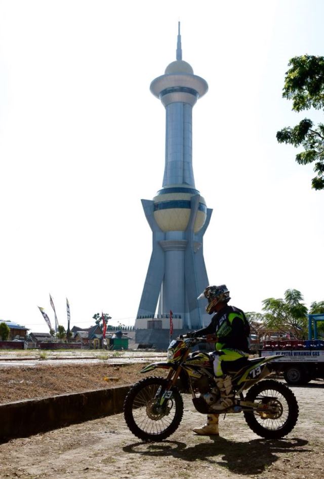Tambahan lain adalah IOX Ultimate Celebes 2017 yang diikuti lima puluhan sepeda motor trail. Para pesertanya menempuh jalur offroad berbeda. Mereka memulai perjalanan dari Kendari menuju Makassar pada 12 Oktober.  (IOX Overland Celebes 2017/Ridhwan Siregar)