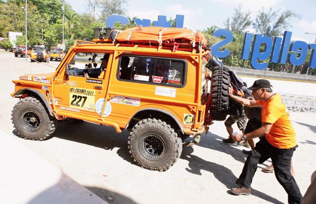 Masalah teknis ringan seperti ini bisa menjadi sangat merepotkan bisa terjadi di medan off-roar yang berada di tengah hutan. Karenanya para peserta dituntut membawa suku cadang lengkap dan punya kemampuan melakukan perbaikan. (IOX Overland Celebes 2017/Ridhwan Siregar)