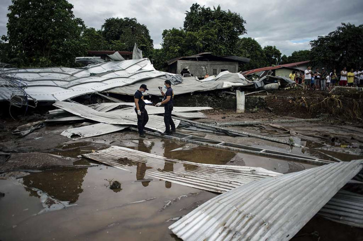 Polisi melakukan penyelidikan di tempat kejadian tangki air meledak di San Jose Del Monte, Bulacan, sebelah timur Ibu Kota Filipina, Manila, Sabtu (7/10/2017).