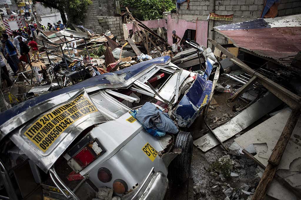 Tangki air setinggi sekitar 13 meter berkapasitas 2 ribu meter kubik meledak sekitar pukul 03.30 waktu setempat, saat warga tengah tertidur nyenyak. 60 rumah di sekitar lokasi hancur tersapu air bah.