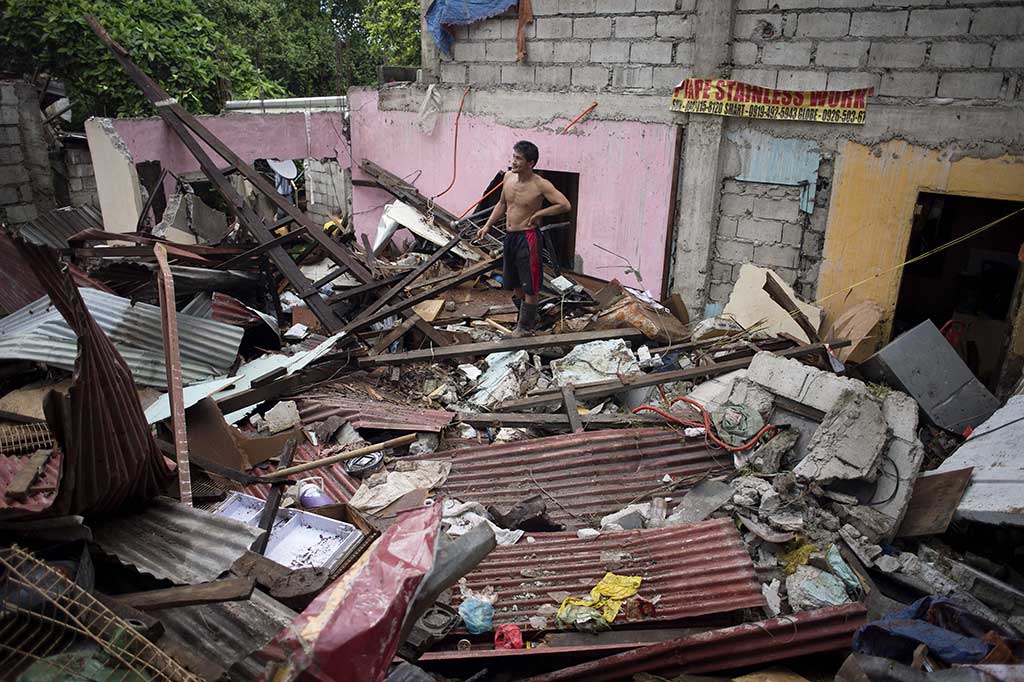 Para korban tewas disebabkan karena tenggelam, ada juga yang tertimbun puing-puing rumah mereka yang tersapu air bah.