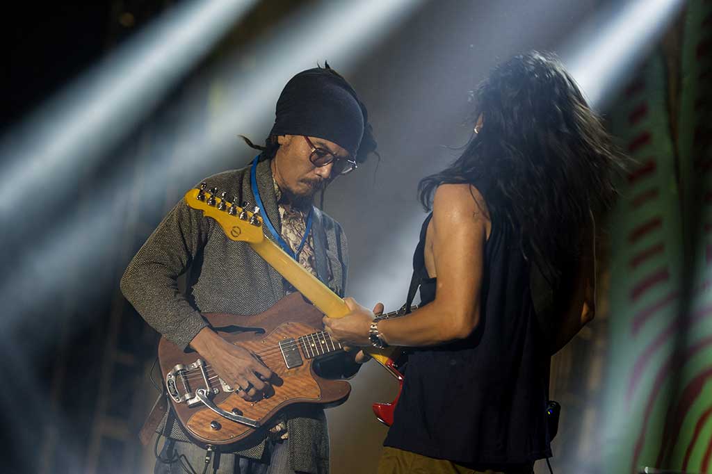 Personel grup band Navicula, Dadang SH Pranoto (kiri) dan Gede Robi, beraksi di atas panggung pada ajang Synchronize Festival 2017. Salah satu lagu yang dilantunkan band tersebut adalah 'Mafia Hukum'