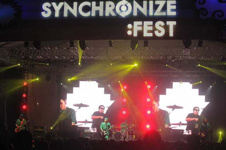 Grup band Rocket Rockers tampil unik dengan mengenakan kostum pasien rumah sakit dengan warna hijau menyala. 