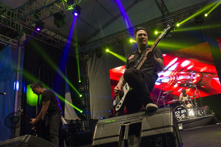 Grup band asal Bali, Superman Is Dead (SID), tampil di atas panggung pada ajang Synchronize Festival 2017.