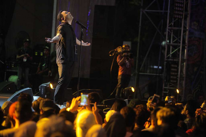 Tulus membawakan beberapa lagu andalannya seperti, 'Gajah', 'Baru', 'Pesta', dan lainnya.