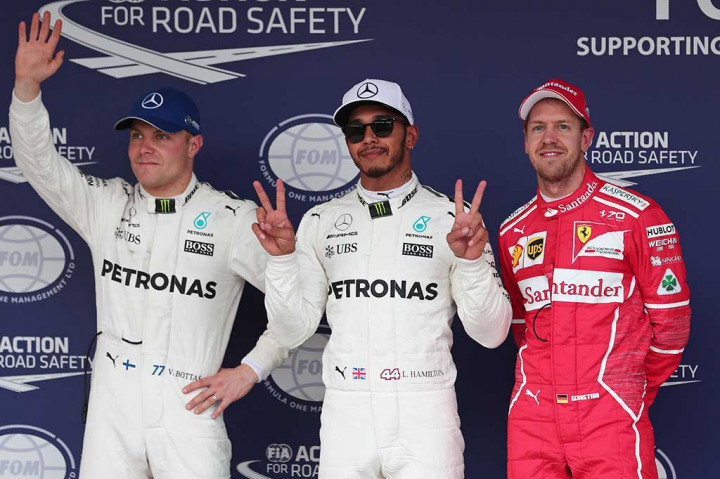 Pembalap Mercedes Lewis Hamilton membukukan rekor waktu 1 menit, 27,319 detik untuk finis 0,332 di depan rekan setimnya Valtteri Bottas. Saingan Hamilton, Sebastian Vettel menjadi tercepat ketiga.