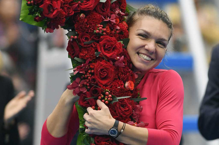 Simona Halep naik ke peringkat pertama dunia setelah berhasil mengalahkan petenis Latvia Jelena Ostapenko dua set langsung 6-2, 6-4, Sabtu (7/10/2017). AFP/Greg Baker