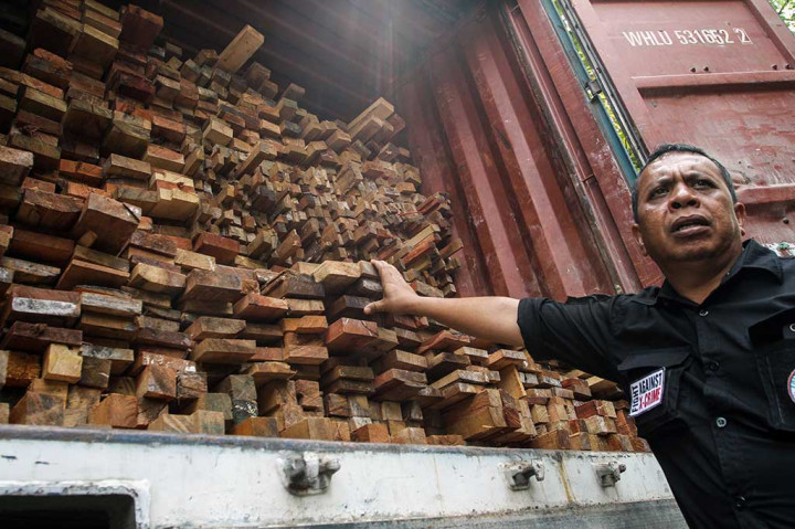 Kepala Balai Pengamanan dan Penegakan Hukum Lingkungan Hidup dan Kehutanan (Gakkum LHK) Wilayah Sumatera seksi wilayah II Riau Eduward Hutapea menjelaskan kronologis penangkapan tiga truk kontainer yang membawa kayu olahan diduga ilegal di Kantor BBKSDA Riau, di Pekanbaru, Riau, Sabtu (7/10/2017). ANTARA/Rony Muharrman