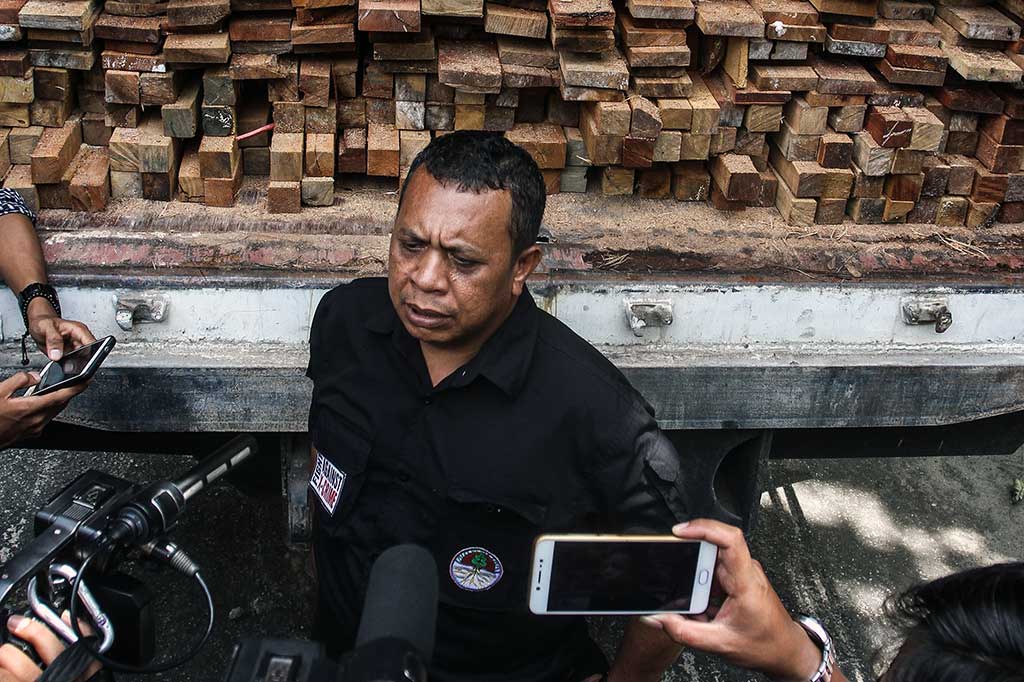 Tiga truk kontainer masing-masing berisi sekitar 42 meter kubik kayu olahan jenis meranti dan campuran tersebut ditangkap di perbatasan Pekanbaru-Kampar, Kamis (5/10/2017). Kayu-kayu tersebut diduga merupakan hasil pembalakan liar di Kabupaten Kuantan Singingi, Riau. ANTARA/Rony Muharrman