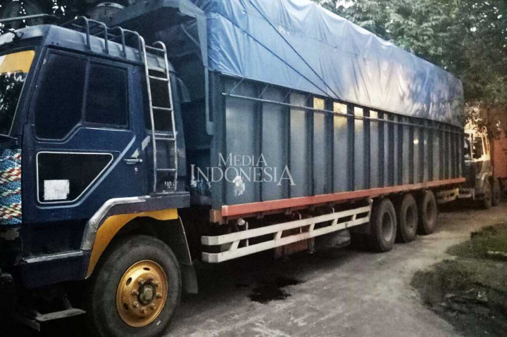 Dari penangkapan kayu yang diperkirakan senilai Rp250 juta tersebut, petugas turut menciduk tiga sopir dan tiga kernet kontainer. Mereka belum ditetapkan sebagai tersangka dan masih menjalani pemeriksaan intensif oleh penyidik. MI/Rudy Kurniawansyah