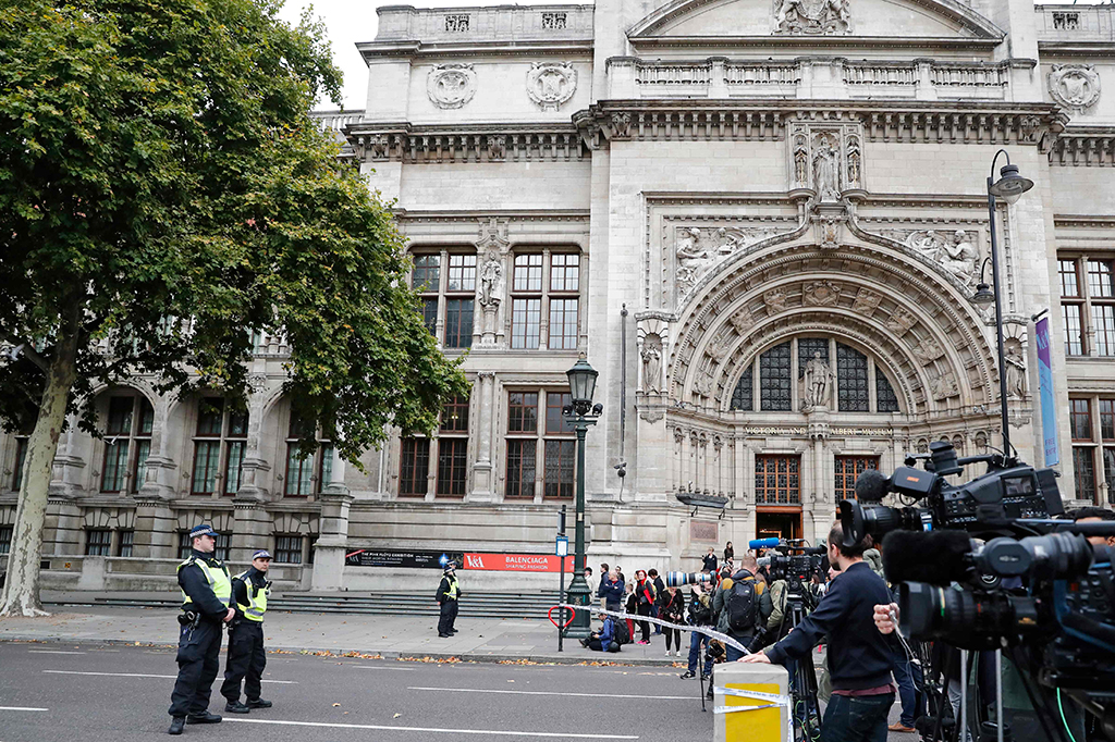 11 orang terluka setelah mobil menabrak mereka di dekat Natural History Museum. Lokasi itu merupakan salah satu lokasi turis yang paling ramai. 
