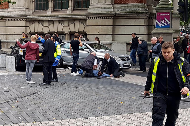 Mobil tersebut mendadak naik ke trotoar dan menyeruduk para pejalan kaki. Seorang pria yang mengendarai mobil tersebut langsung diamankan.