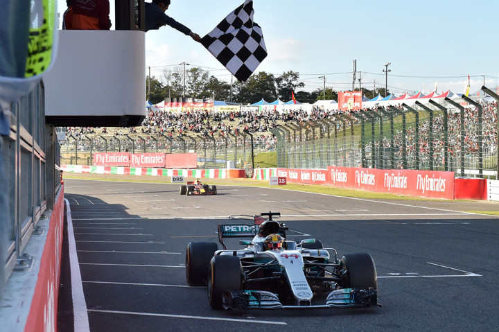 Hamilton finis pertama disusul duo Red Bull Max Verstappen dan Daniel Ricciardo. Di belakangnya lagi ada Valtteri Bottas dan Kimi Raikkonen.