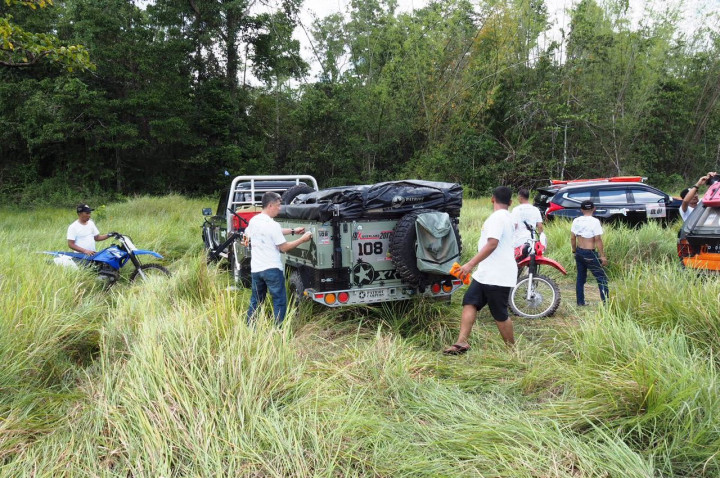 Pada saat bersamaan, anggota tim memeriksa kondisi jalur berikutnya dengan menggunakan sepeda motor trail. 