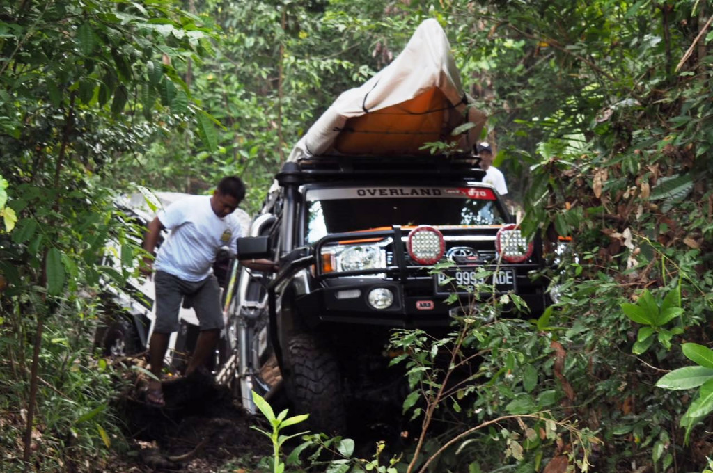 Memaksakan diri melintasi jalur yang terhalang bukan pilihan bijak. Perjalanan masih sangat panjang dan kerusakan kendaraan harus sangat minimal. 