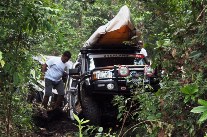 Memaksakan diri melintasi jalur yang terhalang bukan pilihan bijak. Perjalanan masih sangat panjang dan kerusakan kendaraan harus sangat minimal. 