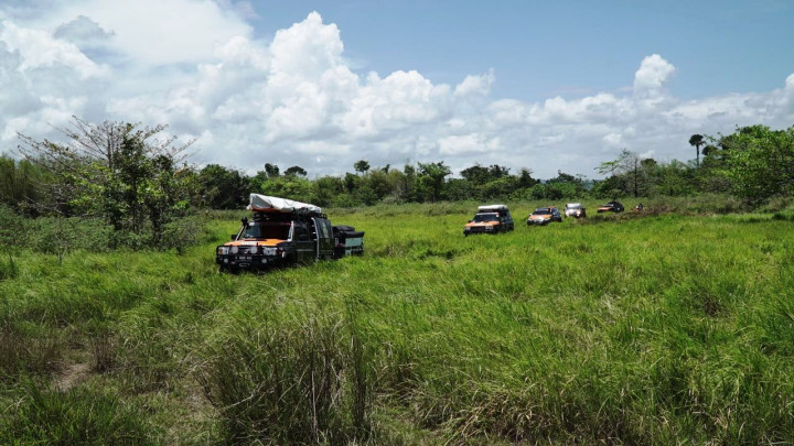 Hamparan rumput setinggi lebih dari 50 cm dengan jalan setapak yang berlumpur akibat hujan, merupakan tantangan di hari pertama. 