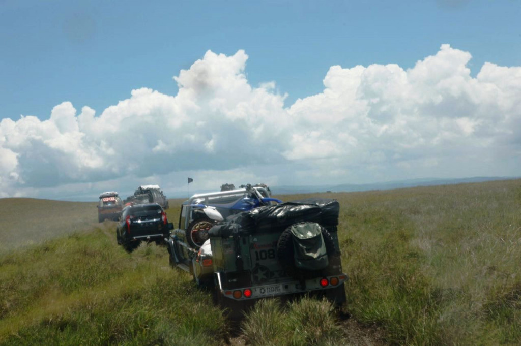 Setelah jalur kembali terbuka, tim IOX Overland Celebes 2017 melanjutkan perjalanan menuju Kolaka. Ini adalah sebuah kota pelabuhan di Teluk Bone yang menghubungkan Sulawesi Tenggara dengan Sulawesi Selatan.