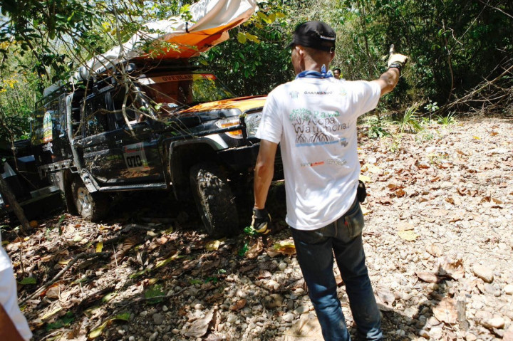 Di balik rerumputan tinggi, tersembunyi medan tak terduga yang membutuhkan kehatian-kehatian untuk melaluinya. 