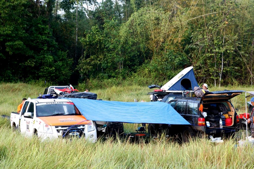 Sembari menunggu batang pohon yang menutupi jalur disingkirkan, tim memutuskan berkemah di padang savana yang indah ini. 