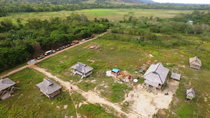 Bantuan instalasi air bersih yang terdiri dari pompa air, bak penampungan dan panel surya telah dipasang beberapa hari sebelumnya dan berfungsi sangat baik.