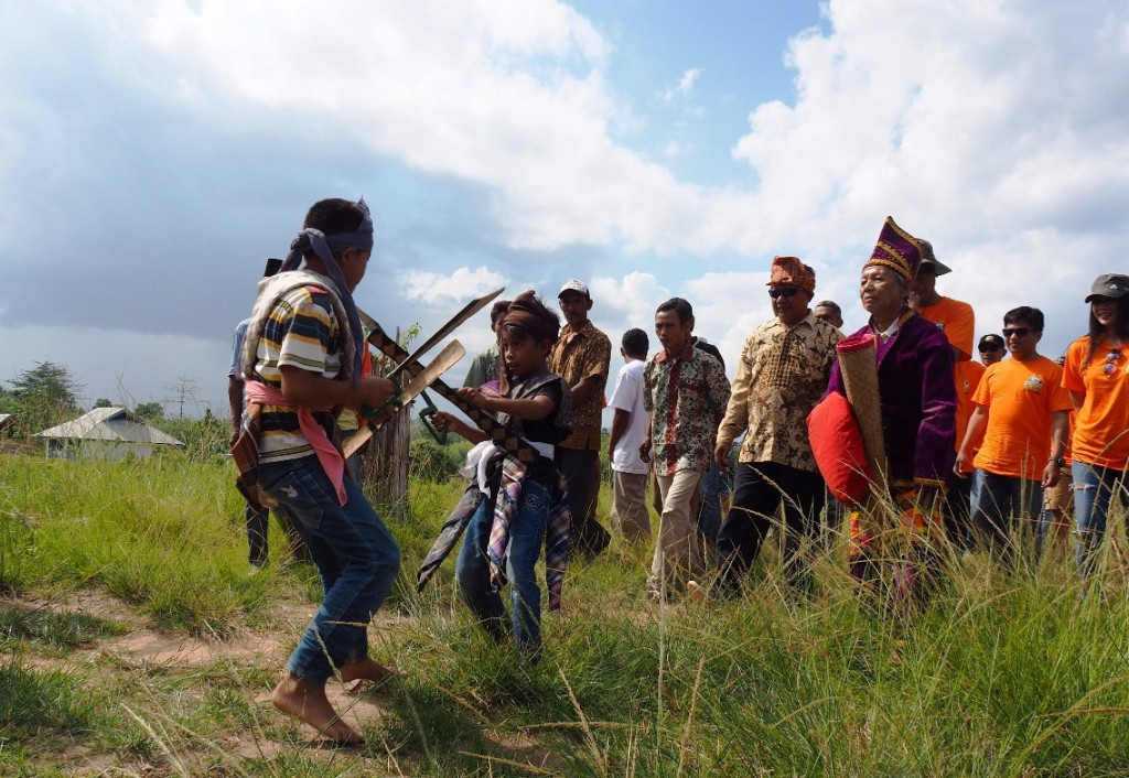 Setibanya di kampung Mornene, rombongan IOX Overland Celebes 2017 disambut suguhan tarian perang Maumani. Tari yang dibawakan oleh dua remaja pria ini merupakan penghomatan bagi tamu. 