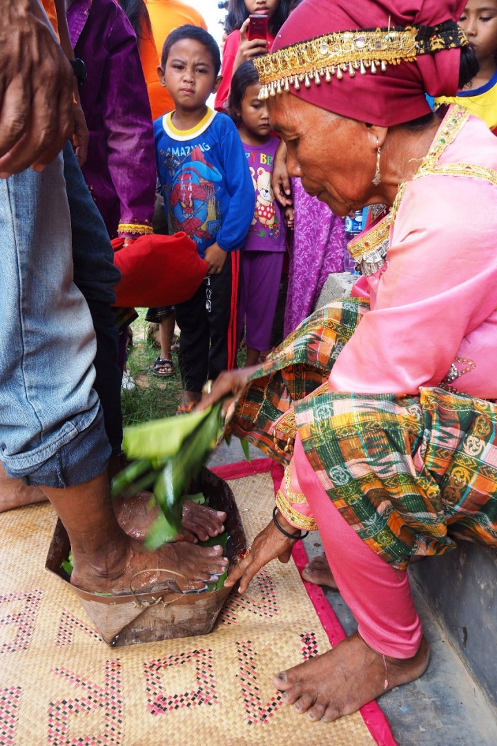 Layaknya tamu yang dihormati, rombongan IOX Overland Celebes 2017 juga disambut oleh upacara adat. Kemiripan prosesi adat, menandakan wilayah ini dahulu adalah bagian kekuasaan kerajaan Bone di Sulawesi Selatan. 