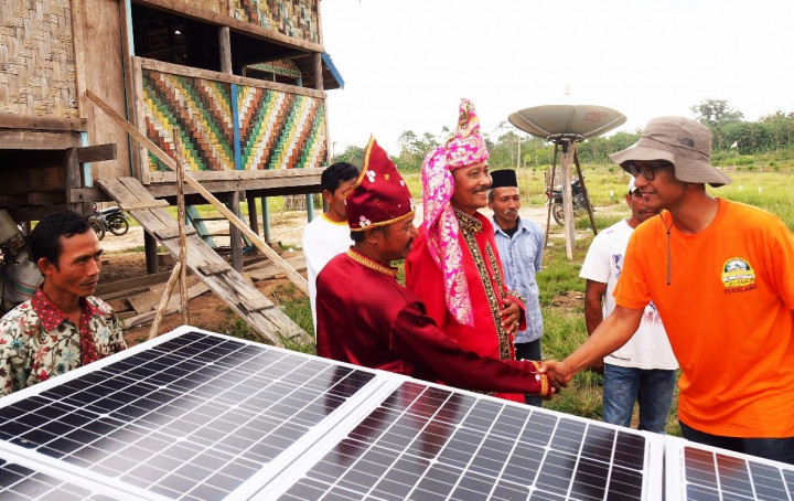 Kepala kampung Mornene, Mansur Lababa, mewakili warga menerima bantuan yang disampaikan Ketua Rombongan IOX Overland Celebes 2017, Ceri Wibisono, Minggu (8/10/2017).