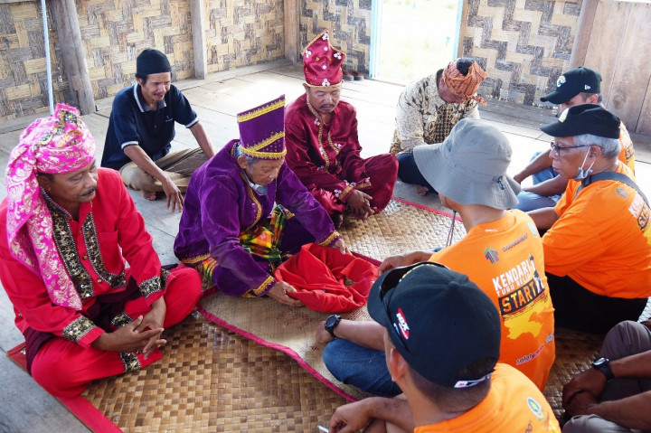 Upacara penyambutan tamu, berlanjut ke Tobu Hukaea Laea (rumah adat) oleh tetua adat Mornene. Makan siang dengan menu khas Mornene menutup rangkaian acara.
