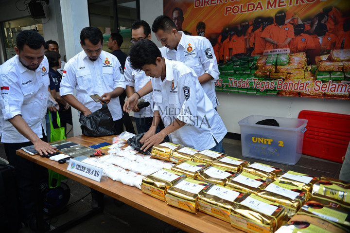 Direktorat Reserse Narkoba Polda Metro Jaya menangkap jaringan pengedar narkoba jenis sabu sebanyak 20,419 Kg. Barang haram itu diduga bakal diedarkan di Jakarta.