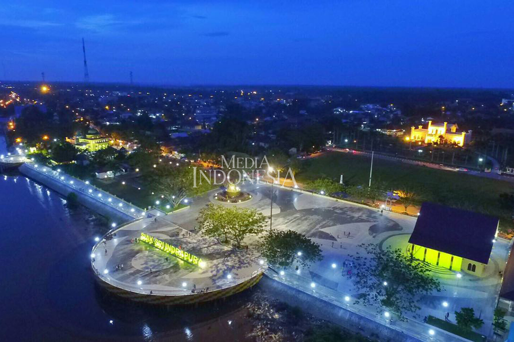 Spot terbaik bersantai di waterfront city ini adalah di dekat Kampung Pecinan. Taman tepi sungainya cukup luas. Ratusan lampu-lampu bulat berwarna putih berjejer menambah keindahan malam.