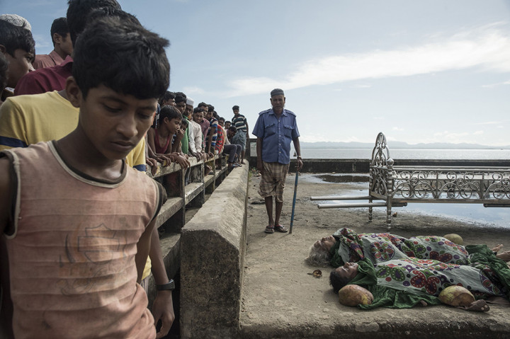 Sebuah kapal yang mengangkut para pengungsi Rohingya asal Myanmar tenggelam di dekat pantai Bangladesh.