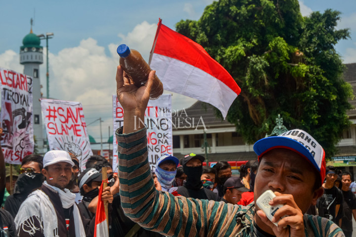 Sejumlah warga lereng selatan Gunung Slamet bersama mahasiswa melakukan unjuk rasa di Alun-alun Purwokerto.