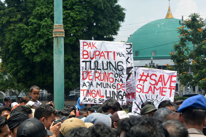Ratusan pengunjuk rasa dari sejumlah desa di Banyumas, Jawa Tengah (Jateng) mengadakan aksi penolakan terhadap pembangunan pembangkit listrik tenaga panas bumi (PLTP) Baturraden karena dinilai merusak lingkungan.